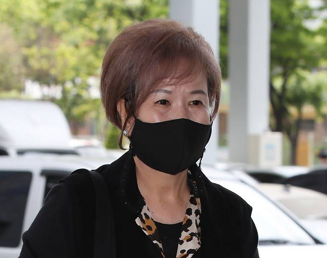 4월 26일 목포시 도시재생사업계획을 미리 입수해 차명으로 부동산을 매입한 혐의로 1심에서 징역 1년 6개월을 선고받은 손혜원 전 더불어민주당 의원이 서울 양천구 서울남부지방법원에서 열린 항소심 2차 공판 출석을 위해 차량에서 내려 법정으로 향하고 있다.(사진=뉴시스)