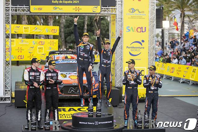 스페인에서 열린 '2021 월드랠리챔피언십' 11차 대회에서 포디움에 오른 선수들의 모습(왼쪽부터 엘핀 에반스, 스콧 마틴, 티에리 누빌, 마틴 비데거, 다니 소르도, 칸디도 카레라)(사진제공=현대자동차) © 뉴스1