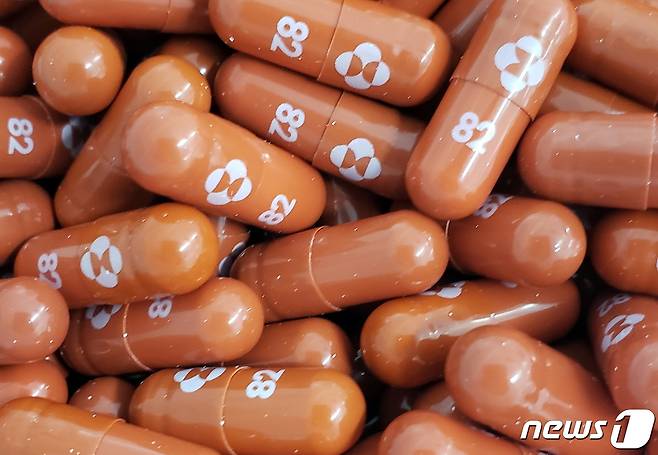 미국 제약사 머크(북미 외 지역 법인명: MSD)의 알약형 코로나19 치료제 몰누피라비르(사진)는 방역의 판도를 바꿀 '게임 체인저'로 주목받고 있다. 아직 미국 식품의약국(FDA)의 승인을 기다리고 있지만, 각국 정부는 벌써부터 물밑에서 확보 경쟁을 벌이고 있다. © 로이터=뉴스1 © News1 금준혁 기자