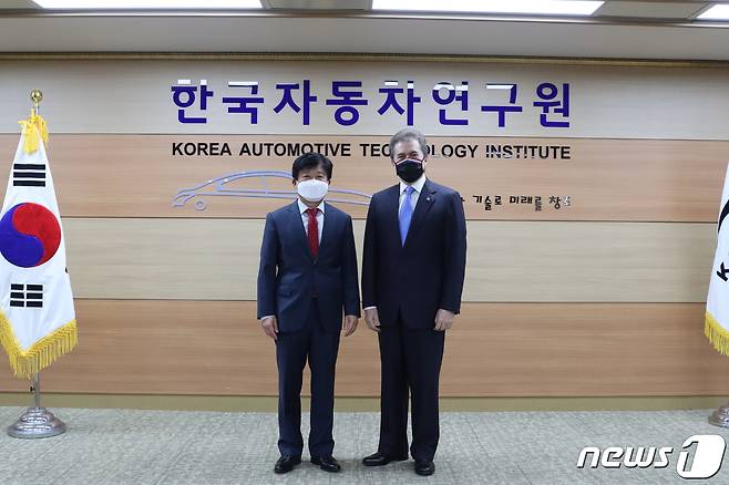 한국자동차연구원 허남용 원장과 파라과이 산업부 루이스 알베르토 카스틸리오니 장관.(사진제공=한국자동차연구원) © 뉴스1