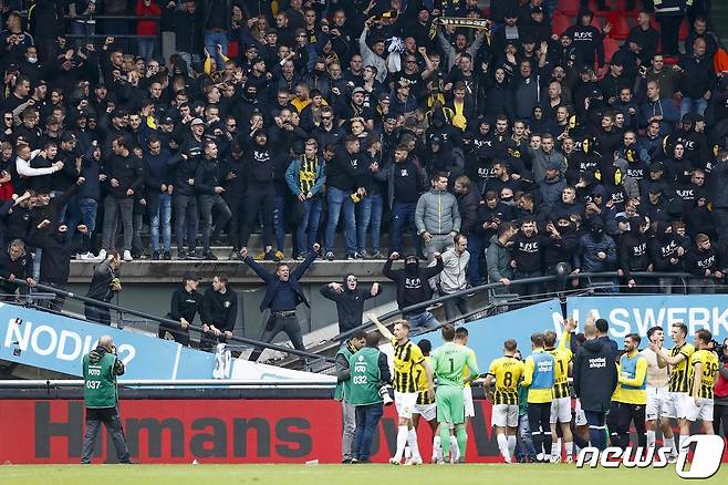 (서울=뉴스1) 문대현 기자 = 네덜란드 프로축구 에레디비지에(1부리그)에서 관중석이 무너지는 사고가 났다. © AFP=뉴스1