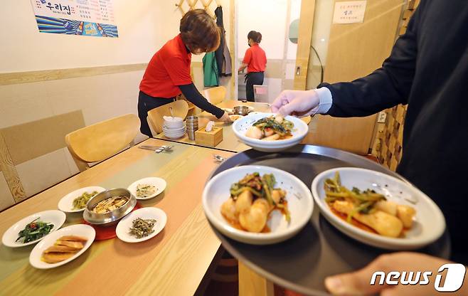 단계적 일상회복을 앞두고 마지막 사회적거리두기가 시행된 18일 세종시 어진동 정부세종청사 인근 식당에서 종업원들이 예약석에 음식을 준비하고 있다. © News1 장수영 기자