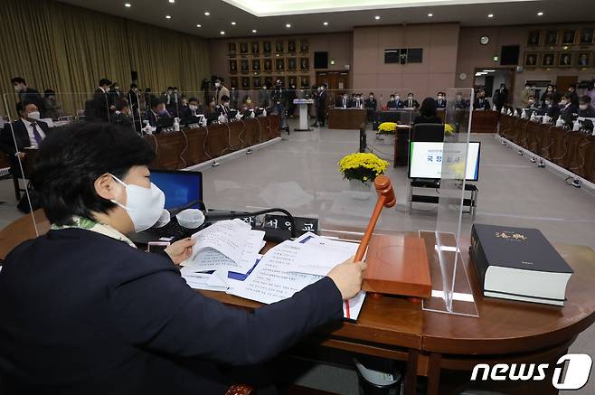 18일 오후 경기도 수원시 팔달구 경기도청에서 열린 국회 행정안전위원회의 경기도에 대한 국정감사에서 서영교 행정안전위원장이 폐회를 선언하고 의사봉을 두드리고 있다. 2021.10.18/뉴스1 © News1 김영운 기자