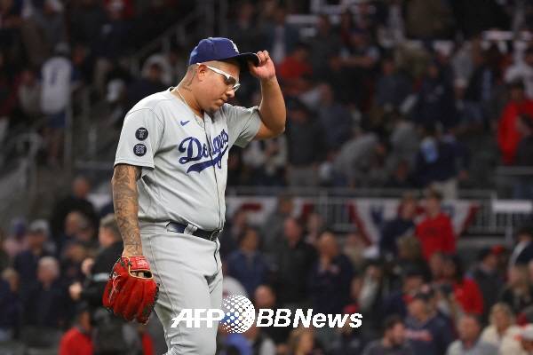 마운드를 내려오는 훌리오 우리아스. ⓒAFPBBNews = News1