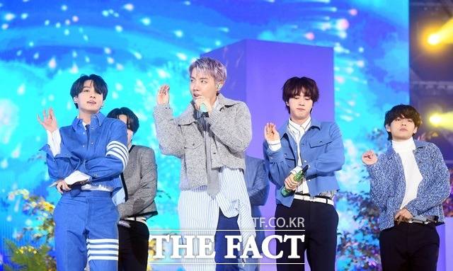 방탄소년단(BTS)의 미국 LA 콘서트 '퍼미션 투 댄스 스테이지'가 한 달여 앞으로 다가선 가운데 일부 로열석(VVIP)이 호가 1만 5000달러(1800만 원)에 올라오며 열기를 달구고 있다. 사진은 BTS가 지난 2일 더팩트 주최 '2021 TMA'에서 멋진 퍼포먼스를 하고 있다. /더팩트 DB