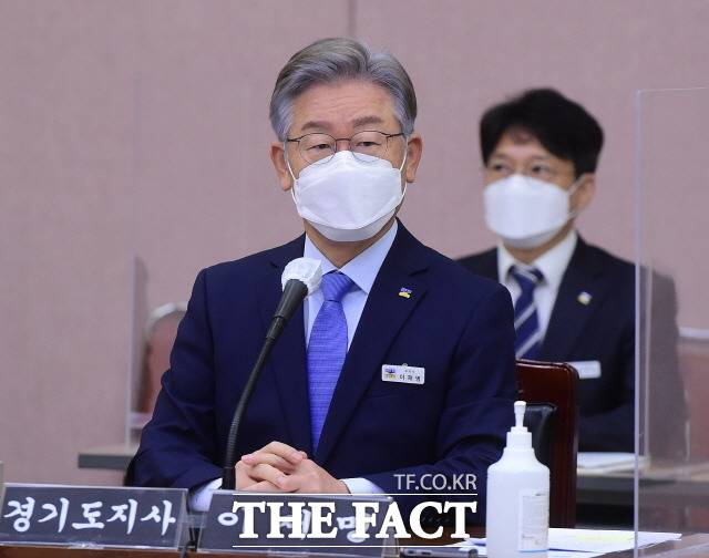 더불어민주당 대선 후보인 이재명 경기도지사가 18일 5번의 재판 과정에서 변호사비용은 2억5000만 원 넘게 소요됐다고 설명했다. 이날 경기도청에서 열린 국회 행정안전위원회의 경기도에 대한 국정감사에 출석한 이 지사. /국회사진취재단