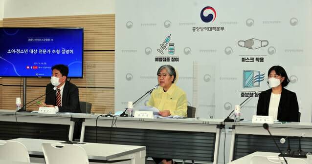 (왼쪽부터) 고대안암병원 최영준 소아청소년과 교수, 정은경 질병관리청장, 충남대병원 조은영 소아청소년과 교수 (사진=중앙방역대책본부)