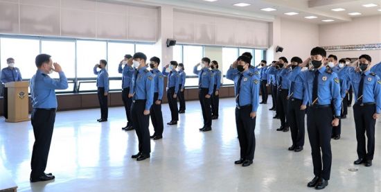 제243기 신임 해양경찰관에 대한 관서실습 신고식을 가졌다. ⓒ 아시아경제