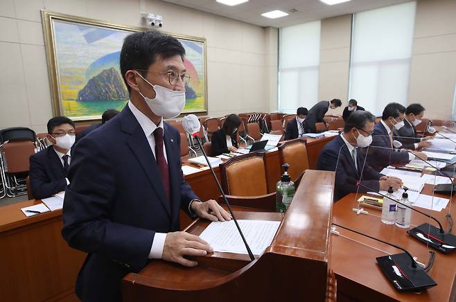 <YONHAP PHOTO-3000> 최준우 한국주택금융공사 사장 업무보고     (서울=연합뉴스) 전수영 기자 = 최준우 한국주택금융공사 사장이 18일 서울 여의도 국회에서 열린 정무위원회의 예금보험공사 등에 대한 국정감사에서 업무보고를 하고 있다. 2021.10.18 [국회사진기자단]     swimer@yna.co.kr/2021-10-18 11:49:06/ <저작권자 ⓒ 1980-2021 ㈜연합뉴스. 무단 전재 재배포 금지.>