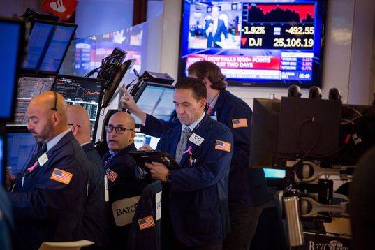 뉴욕거래소 트레이더들의 모습