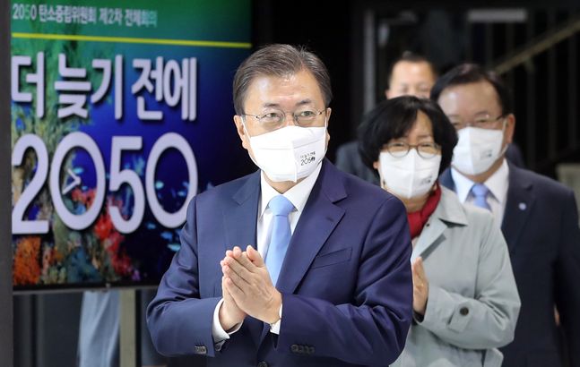 문재인 대통령이 18일 서울 용산구 노들섬다목적홀에서 열린 2050 탄소중립위원회 제2차 전체회의에 참석하고 있다. ⓒ뉴시스