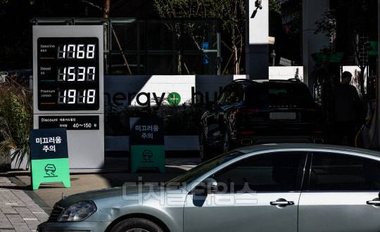 전국 휘발유 가격이 4주 연속 상승하며 약 7년 만에 평균 1700원대에 육박한 지난 17일 서울의 한 주유소에 유가 정보가 게시돼 있다. 박동욱기자 fufus@
