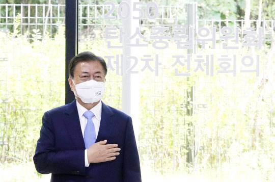 문재인 대통령이 18일 서울 용산구 노들섬다목적홀에서 열린 2050 탄소중립위원회 제2차 전체회의에서 국민의례를 하고 있다. 연합뉴스