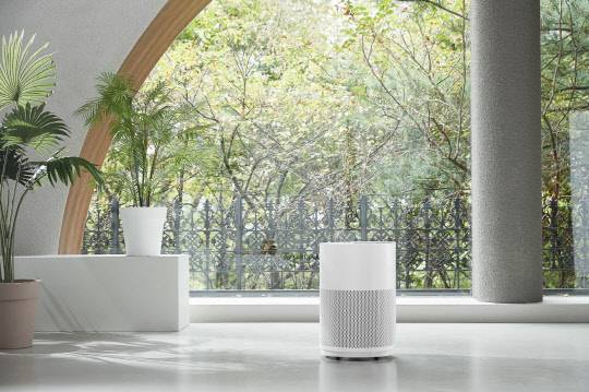 SK매직이 친환경 플라스틱을 99.5% 적용해 출시한 '올클린 공기청정기 그린 242'. <SK매직 제공>