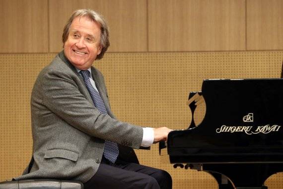 [서울=뉴시스] 박진희 기자 = 오스트리아 피아니스트 루돌프 부흐빈더가 18일 서울 서초구 코스모스아트홀에서 열린 기자간담회에 앞서 연주를 하고 있다. 부흐빈더는 오는 19일부터 24일까지 서울 예술의전당, 대전 예술의전당, 대구 콘서트하우스 내한공연에서 베토벤 작품을 연주할 예정이다. 2021.10.18. pak7130@newsis.com <저작권자ⓒ 공감언론 뉴시스통신사. 무단전재-재배포 금지.> /사진=뉴시스화상