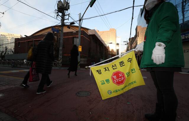 등하굣길 안전지도는 누구나 할 수 있는 일인데도 ‘녹색어머니회’라고 이름 짓는 것은 차별적인 표현이라는 지적이다. ‘녹색어머니회’ 대신 ‘등굣길 안전지킴이’, 유모차(乳母車)가 아닌 ‘유아차’(乳兒車)를 쓰면 어떨까. <한겨레> 자료사진