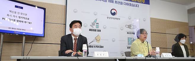 정은경 질병관리청장(질병청장)이 18일 오후 충북 청주시 질병청에서 열린 소아·청소년 코로나19 예방접종과 관련해 학부모, 학생의 질의에 대해 전문가가 답변하는 특집 브리핑에서 학생의 질문에 답변하고 있다. 왼쪽부터 최영준 고대 안암병원 소아청소년과 교수, 정 청장, 조은영 충남대병원 소아청소년과 교수. 연합뉴스