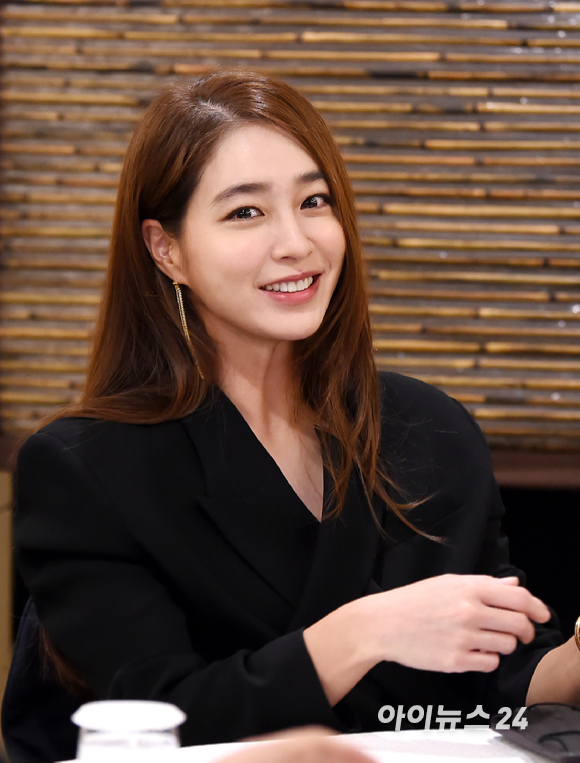 Actor Lee Min-jung, who was selected as the photogenic of the year, attended the awards ceremony and shines.The awards ceremony was attended by only a minimum number of people in accordance with the governments guidelines.