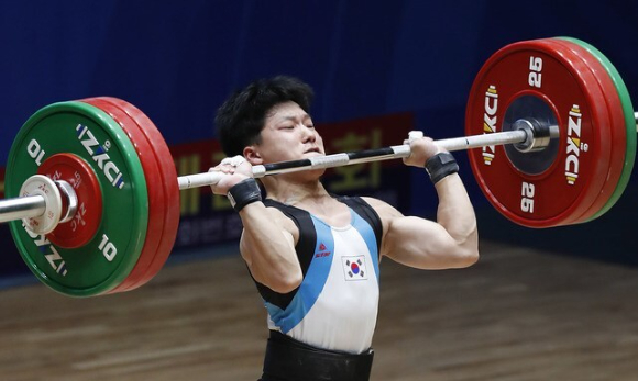 한국 역도 경량급 유망주로 평가받고 있는 신록이 18일 열린 2021년 한국실업역도연맹회장배에서 남자 61㎏급 합계와 용상에서 한국 신기록 주인공이 됐다. [사진=뉴시스]