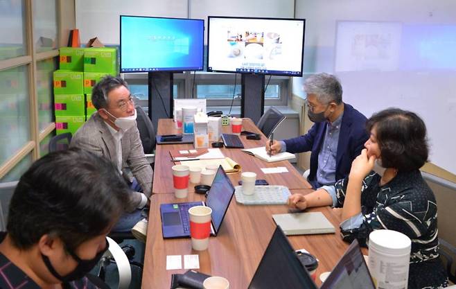 라이프샐러드 회의실에서 대화를 나누고 있는 스케일업팀(좌)과 라이프샐러드 류왕보 대표(1시 방향), 최은정 기술연구소장(7시 방향), 출처: IT동아