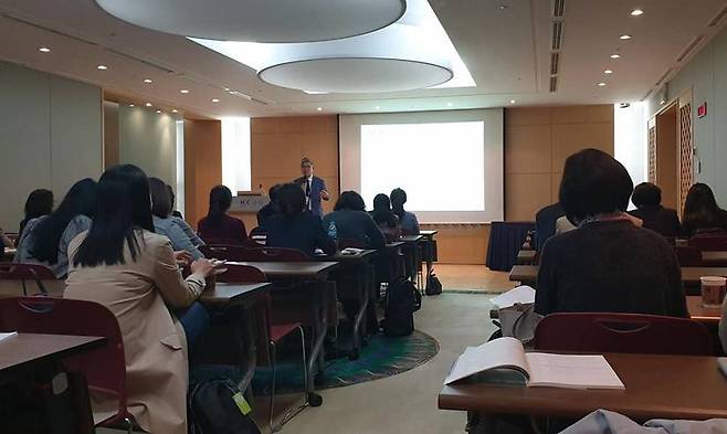 과거 한국식품과학영양학회 국제컨퍼런스에서 발표하고 있는 류왕보 대표의 모습, 출처: 라이프샐러드