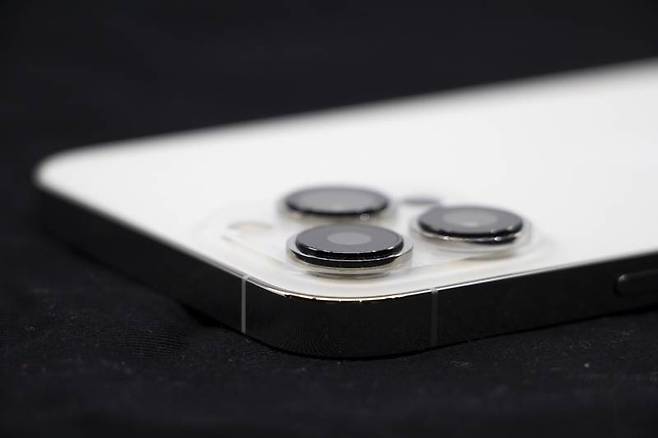 전작에 비해 카메라가 더욱 크고 두꺼워졌다. 출처=IT동아