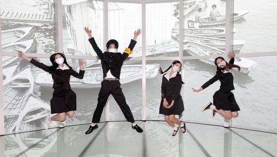 MZ세대를 타깃으로 1960년대 서울의 모습을 재현한 미디어 체험전을 관람객들이 즐기고 있다. [중앙포토]