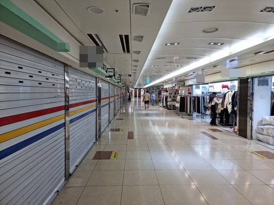 14일 오전 인천 부평지하상가에서 상인들이 영업준비를 하고 있다. 부평지하상가는 2014년 11월 미국 월드레코드아카데미로부터 '단일면적 기준으로 세계에서 가장 많은 점포를 보유한 상가'로 세계기록 인증을 받았다. 출입구가 많고, 공간 구조가 비슷해 한 번 길을 잃으면 헤매기 일쑤여서 ‘미로’라고 불린다. 심석용 기자