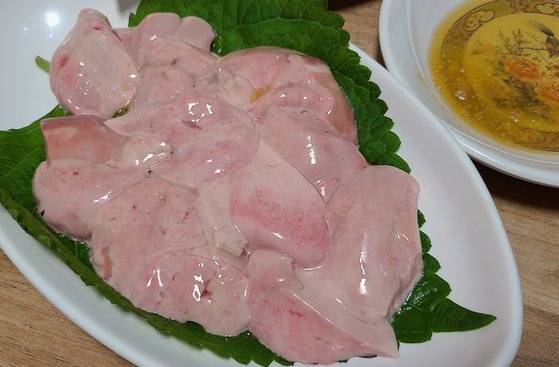 대청도에선 그 귀하다는 홍어 애가 흔했다. 대청도 사람들은 홍어 애를 생으로 잘 안 먹는단다.