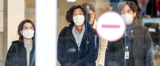 대장동 개발 로비·특혜 의혹의 핵심 인물 남욱 변호사가 18일 미국에서 인천국제공항을 통해 귀국해 검찰관계자들과 입국장을 나서고 있다. 장진영 기자
