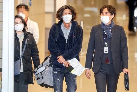 귀국 직후 체포된 남 변호사가 입국장을 나서고 있다. 장진영 기자