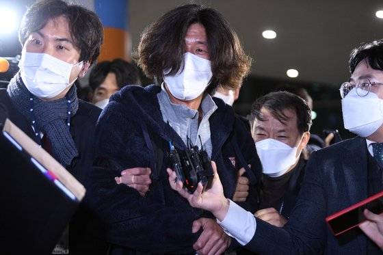 미국에 체류 중이던 대장동 개발 로비 의혹의 핵심 인물 남욱 변호사가 18일 오전 인천국제공항 제2여객터미널을 통해 귀국하자마자 대검 관계자들에 의해 체포, 압송되고 있다. 장진영 기자