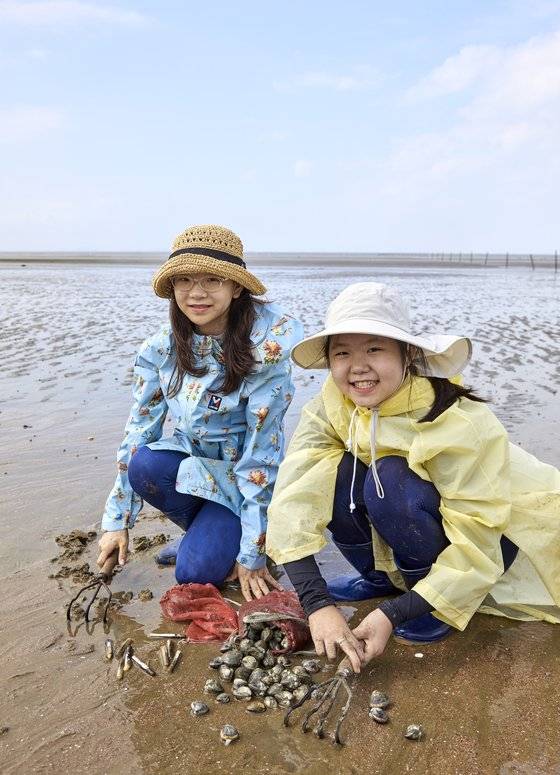 유네스코 세계자연유산으로 등재돼 가치를 인정받은 한국의 갯벌을 알아보기 위해 유지민(서울 구룡초 4·왼쪽)·연규원(서울 언남초 6) 학생모델이 인천 중구 무의도 포내 어촌체험휴양마을을 찾았다.