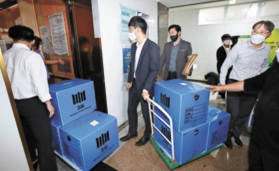 대장동 개발 특혜·로비 의혹을 수사 중인 검찰이 성남시청 압수수색이 끝난 지난 15일 오후 경기도 성남시 중원구 성남시청 도시계획과 사무실에서 검찰 관계자가 압수품을 가지고 나오고 있다. 뉴스1