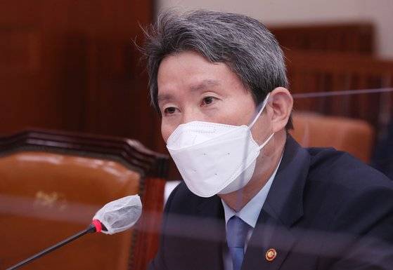 이인영 통일부 장관이 18일 국회 외교통일위원회의 통일부, 민주평화통일자문회의사무처 등에 대한 국정감사에서 의원들의 질문에 답변하고 있다. [국회사진기자단]