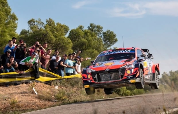 ‘2021 월드랠리챔피언십’ 11차 대회 스페인 랠리에서 현대자동차 ‘i20 쿠페 WRC’ 랠리카가 주행하는 모습. 사진=현대차
