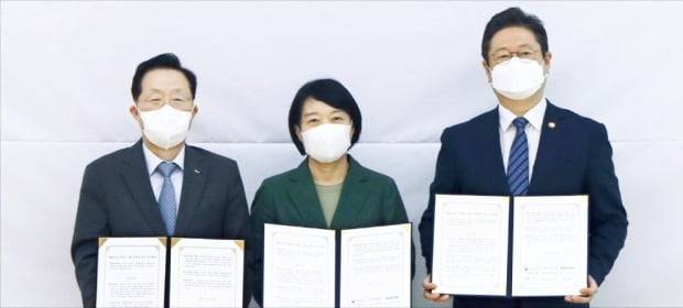 네이버가 최근 국내 문화계 창작자를 위해 100억원 출연했다. 윤대희 신용보증기금 이사장(왼쪽부터), 한성숙 네이버 대표, 황희 문화체육관광부 장관이 지난달 30일 경기 성남시의 네이버 본사에서 열린 ‘문화산업 경쟁력 강화 지원을 위한 업무협약식’에 참석해 기념촬영을 하고 있다. /네이버 제공