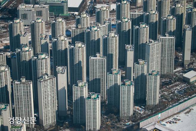 서울 송파구 롯데타워 서울 스카이 전망대에서 내려다본 서울 시내에 아파트들이 줄지어있다.  이준헌 기자