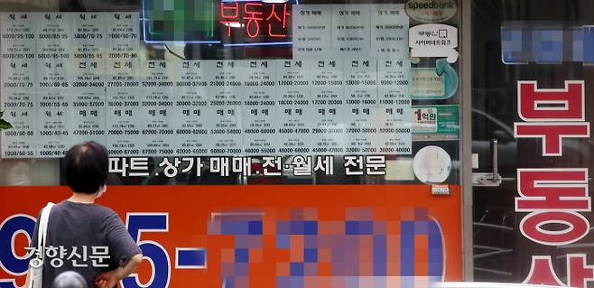 서울 노원구의 한 부동산에 전월세, 매매 매물 안내문이 창문에 가득 붙어 있다./ 김기남 기자 kknphoto@kyunghyang.com