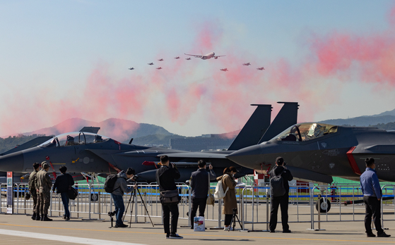 The Seoul International Aerospace & Defense Exhibition (ADEX) kicks off its five-day run on Tuesday at Seoul Air Base in Seongnam, Gyeonggi, to showcase cutting-edge military hardware and technologies, including stealth fighters, hydrogen-fuel drones and laser weapons. [NEWS1]