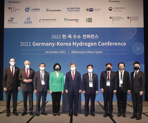 (왼쪽에서 오른쪽으로) 한독상공회의소 마틴 행켈만 대표, 주한독일대사관 미하엘 라이펜슈툴 대사, H2KOREA 문재도 회장, 외교부 김효은 기후변화대사, 국가과학기술연구회 김복철 이사장, 산업통상자원부 에너지산업실 강경성 실장, 한국에너지공과대학교 박진호 부총장, 영남대학교 김재홍 교수, 프라운호퍼 박병관 대표