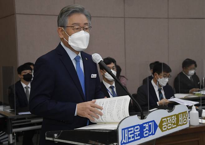 더불어민주당 대선 후보인 이재명 경기도지사가 18일 경기도 수원시 경기도청에서 열린 국회 행정안전위원회의 경기도에 대한 국정감사에서 업무보고를 하고 있다 [사진 출처 = 연합뉴스]