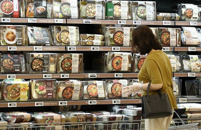 지난 17일 서울 시내 한 대형마트를 찾은 시민이 밀키트 제품을 구매하고 있는 모습. [사진 출처 = 연합뉴스]