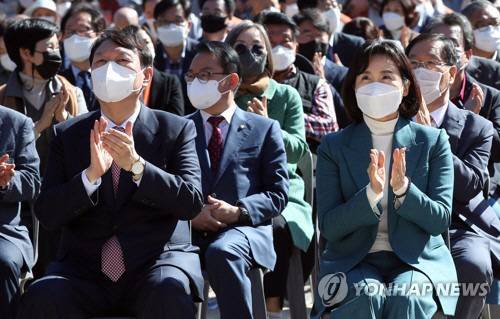 국민의힘 윤석열 대선 예비후보가 18일 경남 양산시 통도사에서 열린 `통도사 삼보사찰 천리순례 회향식`에 참석해 더불어민주당 이재명 대선 후보 부인 김혜경 씨와 나란히 앉아 손뼉 치고 있다. [사진 출처 = 연합뉴스]