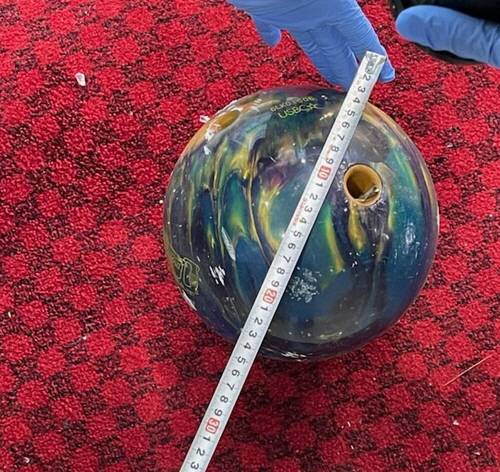 70대 남성이 던진 볼링공 [사진 출처 = 부산경찰청]