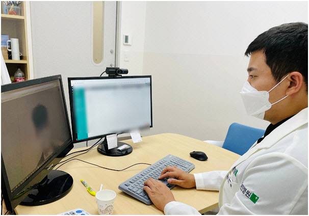 부민병원 의료진이 재외국민 환자를 대상으로 비대면 진료를 진행하고 있다. [사진 제공 = 부민병원]