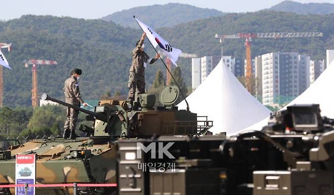 18일 '서울 국제항공우주 및 방위산업 전시회 2021'(서울 ADEX) 프레스데이 행사가 열린 경기도 성남 서울공항 에서 열리고 있다.

    이번 전시회에는 역대 최대규모인 28개국에서 440개 업체가 참가했으며 19∼22일은 산·학·연·군 등 관련 분야 종사자 등이, 23일에는 일반인들이 입장할 수 있다. 2021.10.18[이충우기자]