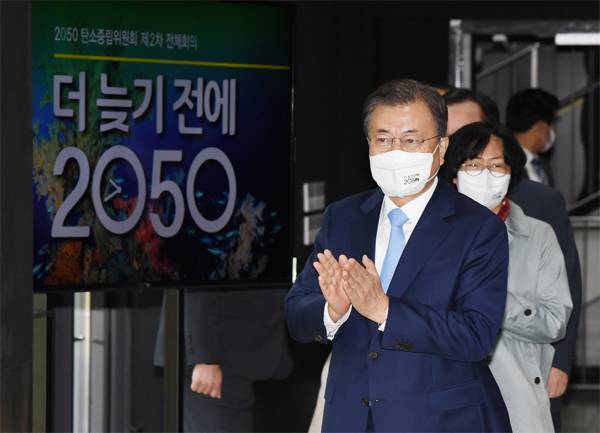 문재인 대통령이 18일 서울 용산 노들섬에서 열린 2050 탄소중립위원회 제2차 전체회의에 참석하기 위해 입장하고 있다. 문 대통령 뒤편으로 윤순진 탄소중립위원장이 행사장에 들어서고 있다.  [이충우 기자]