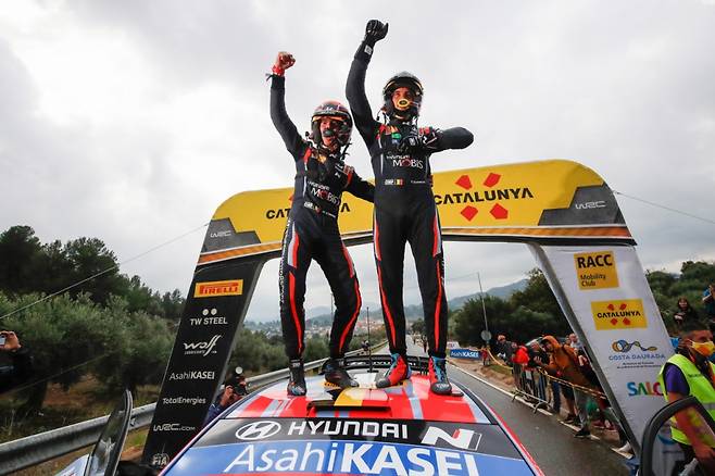 '2021 월드랠리챔피언십' 11차 대회 스페인 랠리에서 우승을 차지한 티에리 누빌 선수와 코드라이버 마틴 비데거 선수가 현대자동차 'i20 쿠페 WRC' 랠리카 위에 올라 세레모니를 하는 모습. /사진제공=현대자동차그룹.
