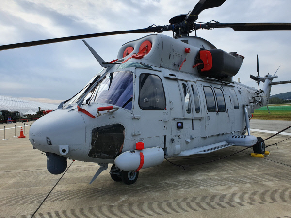성남 서울공항 야외전시장에 선보인 해병항공단의 MUH-1 마린온 상륙기동헬기. 유무인 복합체계(MUM-T·Man-Unmanned Teaming)와 주 기어박스(MGB) 모형을 전시한다.상륙공격헬기는 모두 6개의 외부무장 스테이션을 소개한다. 디펜스 타임즈 제공